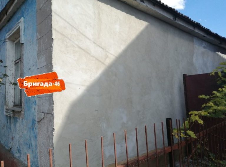 Ремонт фасада дома в Курске- Штукатурка под короед фото